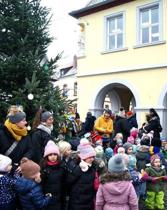 Seckenheim: Brauchtumspflege vor dem Stadtteil-Rathaus.