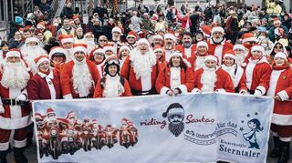 Gruppenbild der Riding Santas aus dem vergangenen Jahr vor der Lebenshilfe Südpfalz-Werkstatt in Offenbach an der Queich.