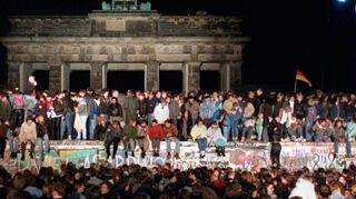 Berlin in der Nacht vom 9. auf den 10. November 1989: Mit dem Fall der Mauer enden die 80er, die von so vielen Ängsten begleitet sind, doch noch glücklich.