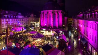 Beim Pink Monday in Heidelberg wurden der Weihnachtsmarkt auf dem Marktplatz, die Heiliggeistkirche und die umliegenden Häuser rosa angestrahlt.