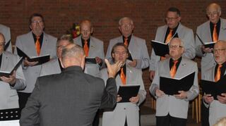 Unter der Leitung von Herbert Ritzert (vorne) präsentierte der Chor Sängerquartett-Liederkranz ein gelungenes Adventskonzert.