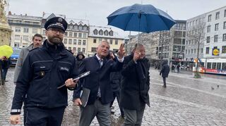 Blick auf Kameras und Sicherheitslage: Innenminister Thomas Strobl (M.) lässt sich von OB Christian Specht (r.) die Maßnahmen in den Quadraten zeigen.