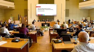 Der Mannheimer Gemeinderat bei einer Sitzung Ende Juli. Die Tablets vor ihnen bekommen die Mitglieder von der Stadt zur Verfügung gestellt.