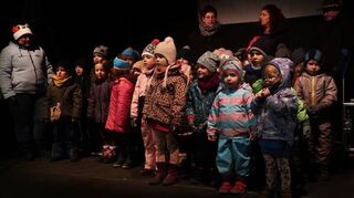 Eröffnung des Weihnachtsdorfes im vergangenen Jahr mit den „Römerstrolchen“. Der Kindergarten ist auch in diesem Jahr wieder dabei.