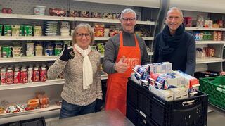 Freuen sich über die die neuen Kühlregale (v.l.): Carmen Tomaszewski, Thomas Böhm und Geschäftsführer Jürgen Gutperle.