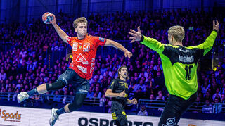 Rhein Neckar Loewe Lion Zacharias (Nr.50) beim Wurf beim Spiel in der EHF European League, HBC Nantes - Rhein Neckar Loewen.