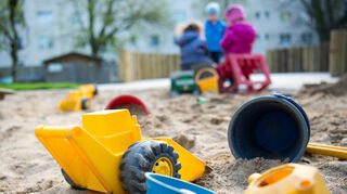 (Symbolbild) Spielzeug liegt am 18.04.2016 in einem Sandkasten in einer Kindertagesstätte in Düsseldorf.