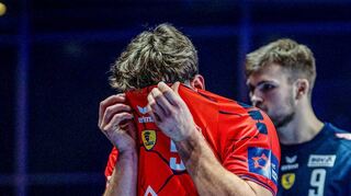 Löwe Lion Zacharias zieht sich enttäuscht das Trikot über den Kopf.