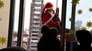 Die Höhenretter der Mannheimer Berufsfeuerwehr schwebten als Nikoläuse verkleidet bei den kleinen Patienten des Kinderzentrums der UMM vorbei.