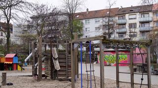 Der Swanseaplatz, entstanden in den 1970er Jahren, in der Innenstadt gilt als der bedeutendste wohnungsnahe Freiraum in Mannheim.