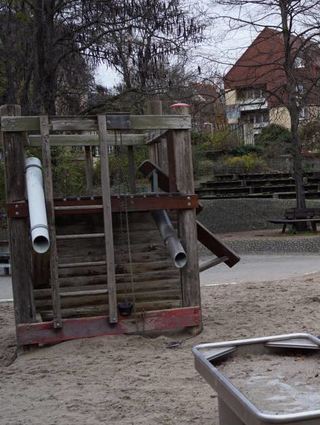 Die Spielgeräte und -bauten sind arg in die Jahre gekommen.