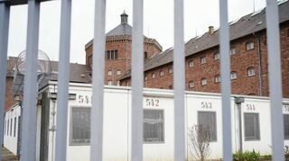 <p>Der verurteilte Mörder war bis zu seiner Flucht in der JVA Bruchsal untergebracht. Dort verbüßte er eine lebenslange Haftstrafe.<br></p>