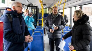 Der Verkehrsverbund Rhein-Neckar (VRN) hat als Vergabestelle im Auftrag der Aufgabenträger Rhein-Pfalz-Kreis und Stadt Speyer das Linienbündel Speyer erneut an die DB Regio Mitte GmbH (DRM), was im Busverkehr Speyer einige Verbesserungen mit sich bringt. Hier der Geschäftsführer Stadtwerke und Verkehrsbetriebe Speyer, Wolfgang Bühring, der Geschäftsführer VRN, Dr. Michael Winnes, und OB Stefanie Seiler im Gespräch in einen neuen „MAN Lion’s City M Midibus“, mit dem die alte Shuttle-Linie vom Bahnhof über die Maximilianstraße wiederaufgenommen und betrieben wird.