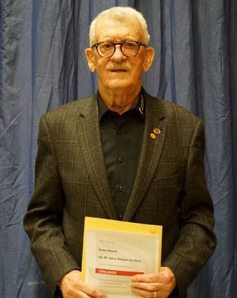 Peter Hauck wurde für 65 Jahre aktives Singen geehrt.