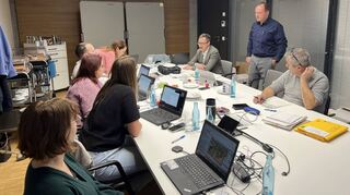 Die neu eingerichtete Task Force Baurecht bei der Arbeit. Nach Angaben der Stadtverwaltung erteilte sie in einer Woche 60 Baugenehmigungen.