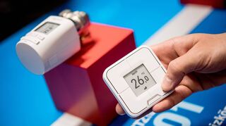 Smarte Thermostate bieten viel Komfort. Sie lassen sich programmieren und aus der Ferne steuern. Außerdem versprechen die Hersteller Heizkostenersparnisse von bis zu 30 Prozent.