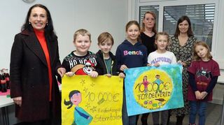 Bei der Übergabe der 20 000 Euro freuen sich Beate Däuwel (v.l.), Nick, Samuel, Melina, Silke Kaul, Emilie, Christiane Wybranitz und Johanna.