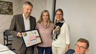 Alba Ziliani (2.v.l.) und Ulrike Lulei überreichen Bürgermeister Stefan Schmutz (l.) und Stadtbaumeister André Rehmsmeier die Protestkunst.