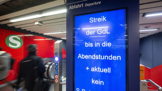 Eine Anzeige weist auf den Streik der GDL hin.