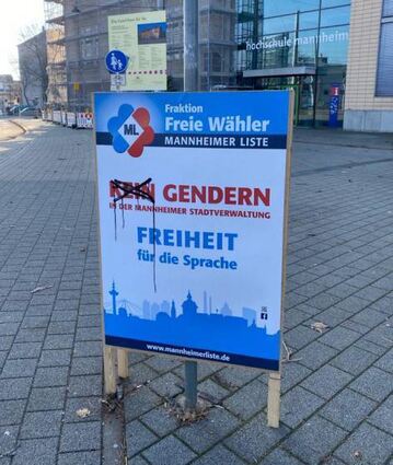 Ein beschmiertes ML-Gendern-Plakat vor der Hochschule.