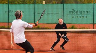 Ein Angriff am Netz: Der Fotograf Horst Hamann (rechts) retourniert zuerst einen Stopp-Ball mit einem weiteren Stopp-Ball, dann folgt der Lob von Stefan M. Dettlinger – den Hamann aber, blitzschnell wie er ist, wieder erläuft.