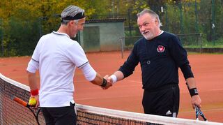 Auch dieser Spaß hat ein Ende: Nach drei Sätzen heißt es tennisüblich: gut gespielt!