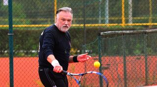 Die Rückhand spielt Hamann konzentriert und macht alles richtig: Die Augen sind voll auf den Ball gerichtet.