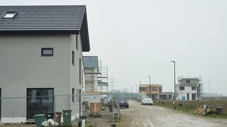 Im Langgewann von Bobstadt sehen die ersten Häuser bereits fertig aus, andere sind im Rohbau, und auf einigen Flächen hat sich noch gar nichts getan.