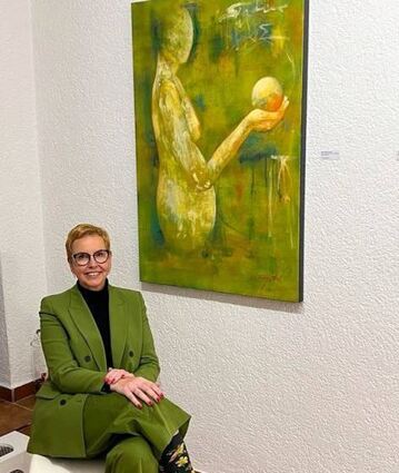 Gudrun Schön-Stoll vor ihrem Gemälde „Gaia“.