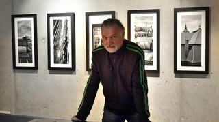Der Meister vor seinen Bildern: Der Fotograf Horst Hamann steht in seiner neuen Galerie auf dem Turley-Gelände in Mannheim – im Hintergrund seine neuen Mannheim-Ansichten.