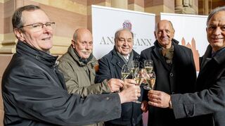 Das Weingut Anselmann aus Edesheim stellt seit 2022 den Domsekt her, aus dessen Erlös ein Teil an den Dombauverein fließt. 9000 Euro sind es dieses Mal. Domdekan Dr. Christoph Kohl (v.l.), Künstler Johannes Doerr, der das Etikett gestaltet hat, Schatzmeister Winfried Szkutnik, Vorsitzender Dr. Gottfried Jung und Ralf Anselmann vom Weingut stoßen darauf an.