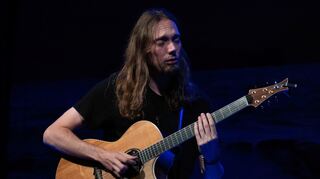 Spielt ein Saiteninstrument aus der Werkstatt von Andreas Cuntz: Ausnahmegitarrist Mike Dawes.