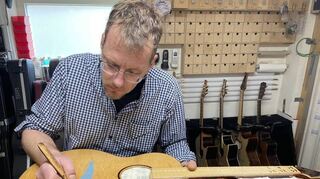 Bei der Arbeit: der renommierte Gitarrenbauer Andreas Cuntz aus Riedstadt.