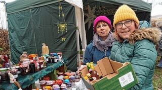 Elisabeth Flader (l.) und Ursula Hotz mit Selbstgemachtem.
