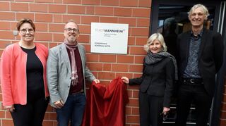 Mit neuem Namensschild: Kita-Leiterin Steffi Klug (v. l.), Bürgermeister Dirk Grunert, Stadträtin Heidrun Deborah Kämper, Marchivum-Direktor Harald Stockert.