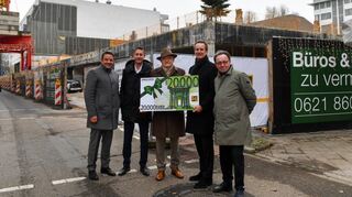 Spendenübergabe am New 7: Tobias Volckmann (v.l.), Achim Ihrig, Heinz Scheidel, Florian Kranefuß und Karlheinz Heffner.