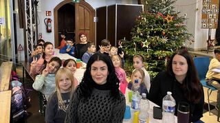Die Inklusionsklasse 1b der Waldhof-Grundschule mit den Lehrerinnen Nese Özdemir (vorne), Mareike Grüner (hinten) und Schulbegleiterin Stefanie Faust.