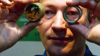 Ein Bild aus dem Jahr 2002, als die Leitungssanierung mit Epoxidharz die neueste und günstigste Technik darstellte.