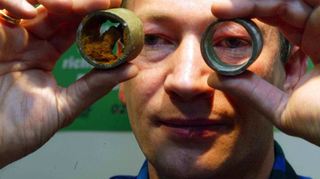 Ein Bild aus dem Jahr 2002, als die Leitungssanierung mit Epoxidharz die neueste und günstigste Technik darstellte.