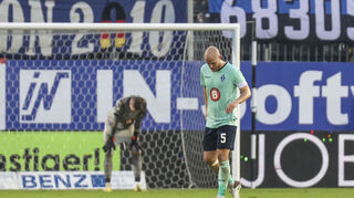 Die totale Niedergeschlagenheit: Waldhof-Kapitän Marcel Seegert nach dem Abpfiff in Sandhausen.