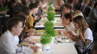 Caterer, die für Schulen, Kitas oder Kantinen kochen, gelten als Dienstleister – für die bald wieder 19 Prozent Mehrwertsteuer fällig werden.