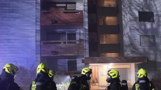 Mit Atemschutzgeräten gingen die Kräfte der Feuerwehr von innen gegen den Brand in dem Heddesheimer Hochhaus vor.