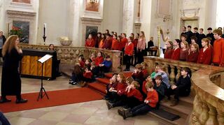 Kinder- und Jugendchöre des Mannheimer Nationaltheaters in der Schlosskirche beim Benefiz-Konzert für die „Wir wollen helfen“-Aktion des „MM“.