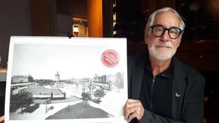 Verleger Bernhard Wipfler mit dem neuen historischen Kalender.