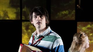 Szene mit Simon Mazouri in der Hauptrolle des Saša und Verena Buss (Kristina).