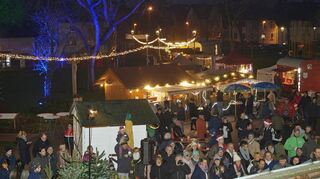 Lichterketten sowie farbige Scheinwerfer schaffen eine stimmungsvolle Atmosphäre beim Adventszauber in Bürstadt.
