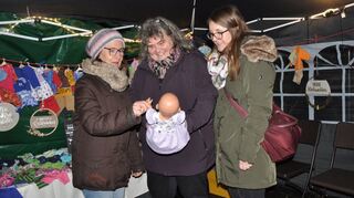 Am Stand von Ute Arndt (Mitte) auf dem Schriesheimer Weihnachtsmarkt gibt es selbstgenähte Puppenkleidung.