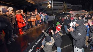 Zur Eröffnung des Weihnachtsmarktes in Schriesheim 2023 gab es eine Gesangseinlage der Römerstrolche.