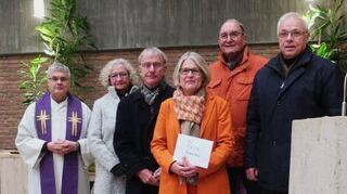 Spendenübergabe nach der Messe in St. Remigius.