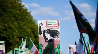 Proteste anlässlich des Todestages der Iranerin Jina Mahsa Amini am 16. September 2022. Auf dem Plakat steht der Slogan „Frauen, Leben und Freiheit“.